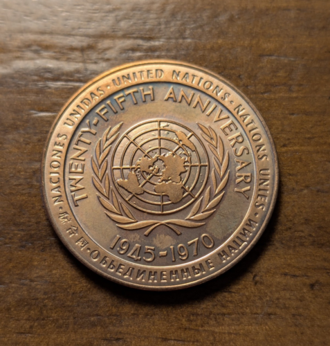 Ficha conmemorativa del vigésimo quinto aniversario de las Naciones Unidas 1945-1970 - Imagen 3 de 4