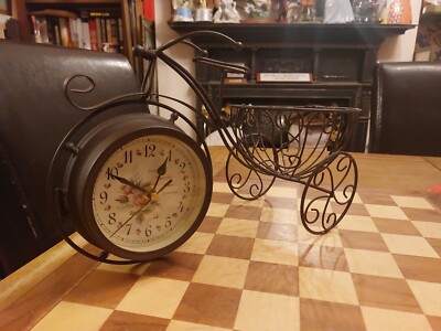 Schmiedeeiserne 3-rädrige Fahrrad Blumenkorb-Stil doppelseitige Tischuhr *