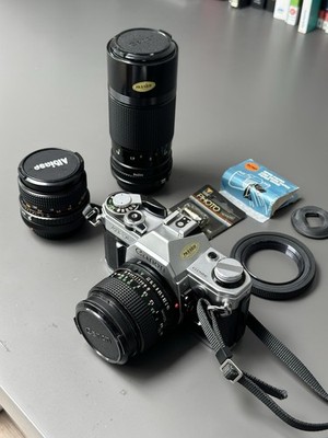Canon AE 1 analoge Spiegelreflexkamera mit mehreren Objektiven und Zubehör