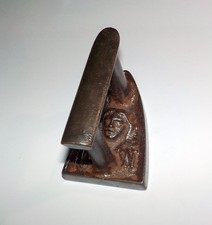 PETIT FER à REPASSER de DENTELLIÈRE tête en relief initiales CN 18e en fonte -A5
