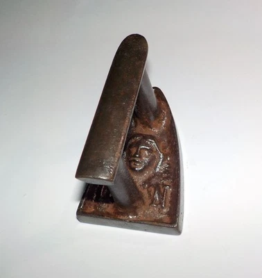 PETIT FER à REPASSER de DENTELLIÈRE tête en relief initiales CN 18e en fonte -A5 - Photo 1/4
