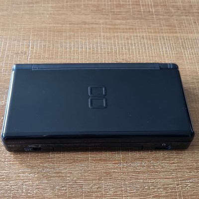 Nintendo DS Lite Schwarz + Ladegerät + M3 DS Real Karte   Zubehörpaket