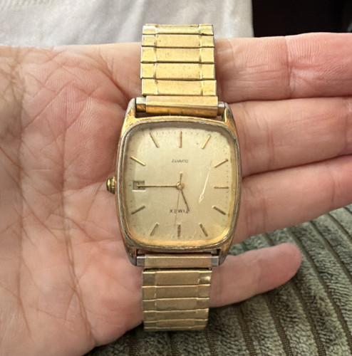 Vintage Timex Quartz Men’s Watch Gold Tone Rectangle Date Stretch Band Retro