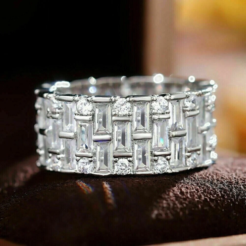 Anillo de eternidad de corte baguette de 3 quilates con banda de diamantes enchapado en oro blanco de 14 quilates para hombre Foto 2 de 4