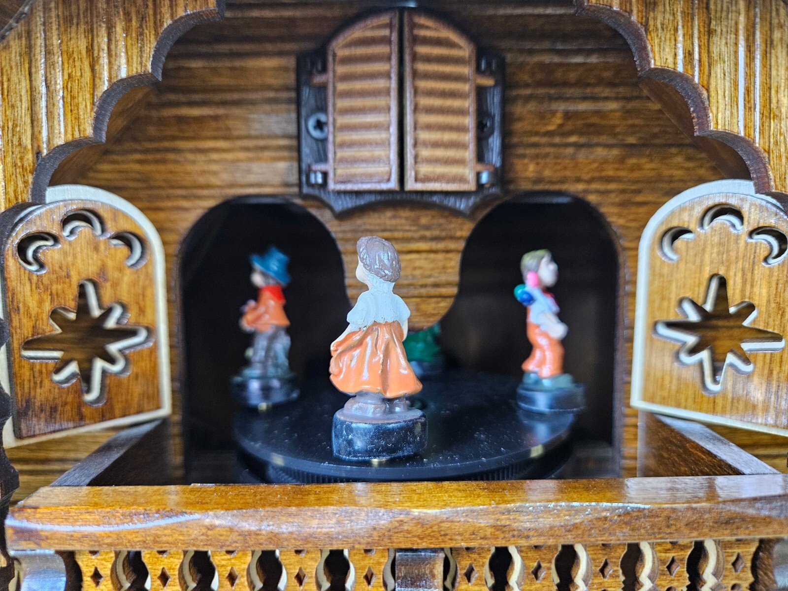 Quartz Cuckoo Clock Black Forest House with Moving Train and Music EN