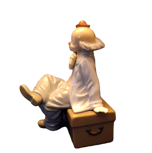 Nadal Clown Circus Figurine Porcelain Sitting on Trunk 2693 Vintage Lovely - Picture 7 of 11