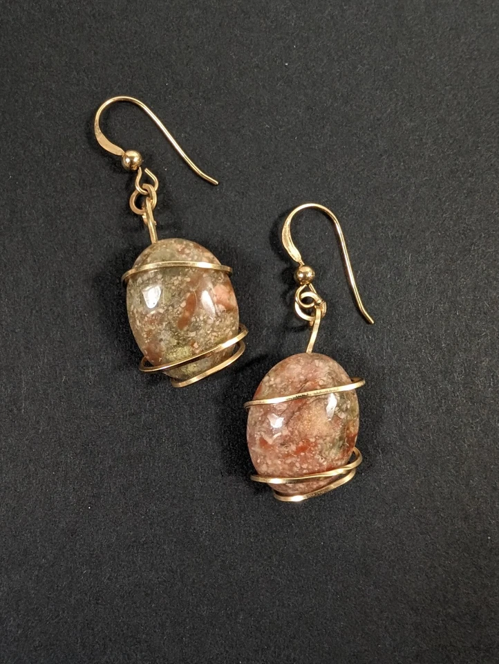 Pendientes de piedra ovalados envueltos en alambre con cables de oreja rellenos de oro amarillo de 14K GF artesanales Foto 2 de 4