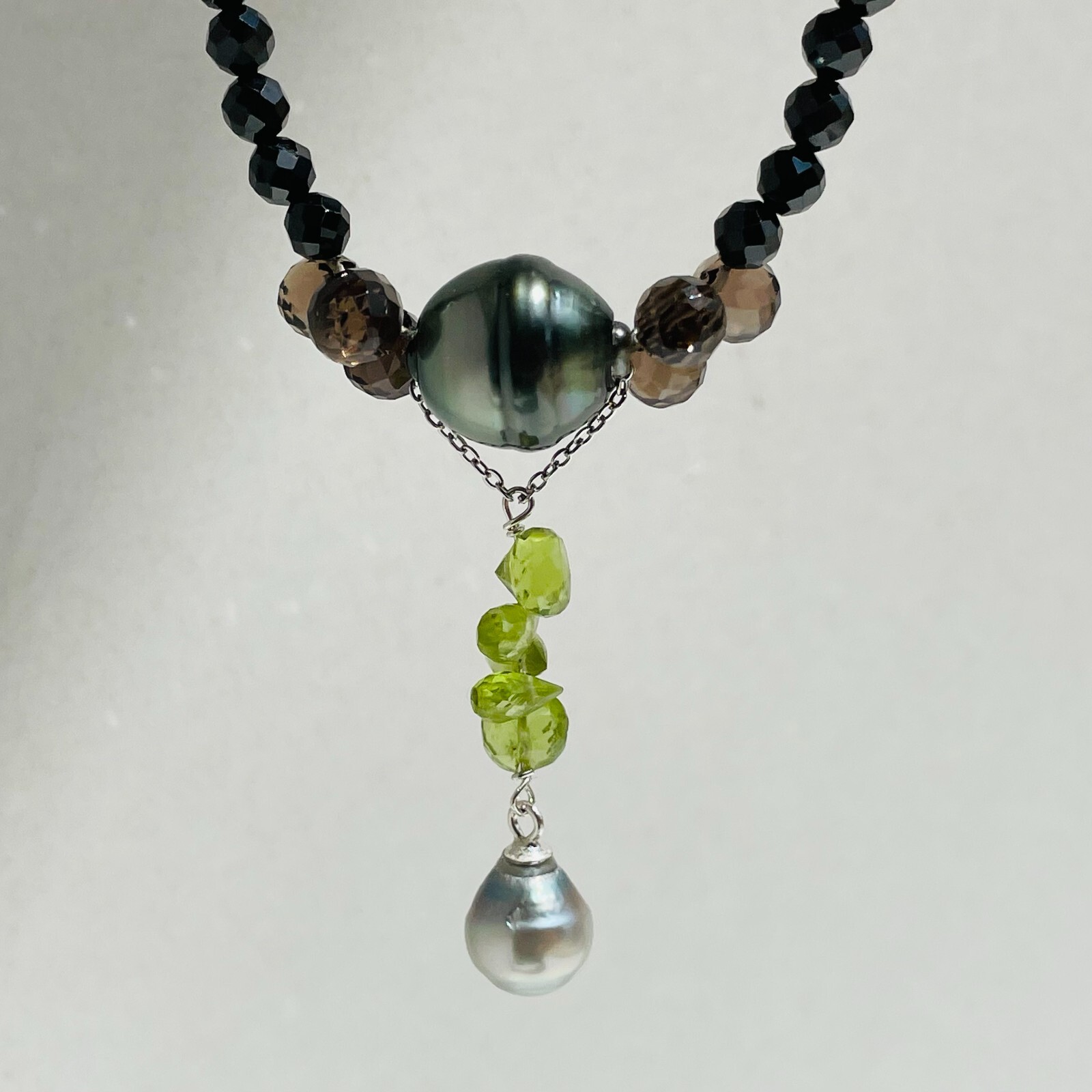 Collier perle noire de Tahiti en argent pour sublimer un decollete feminin
