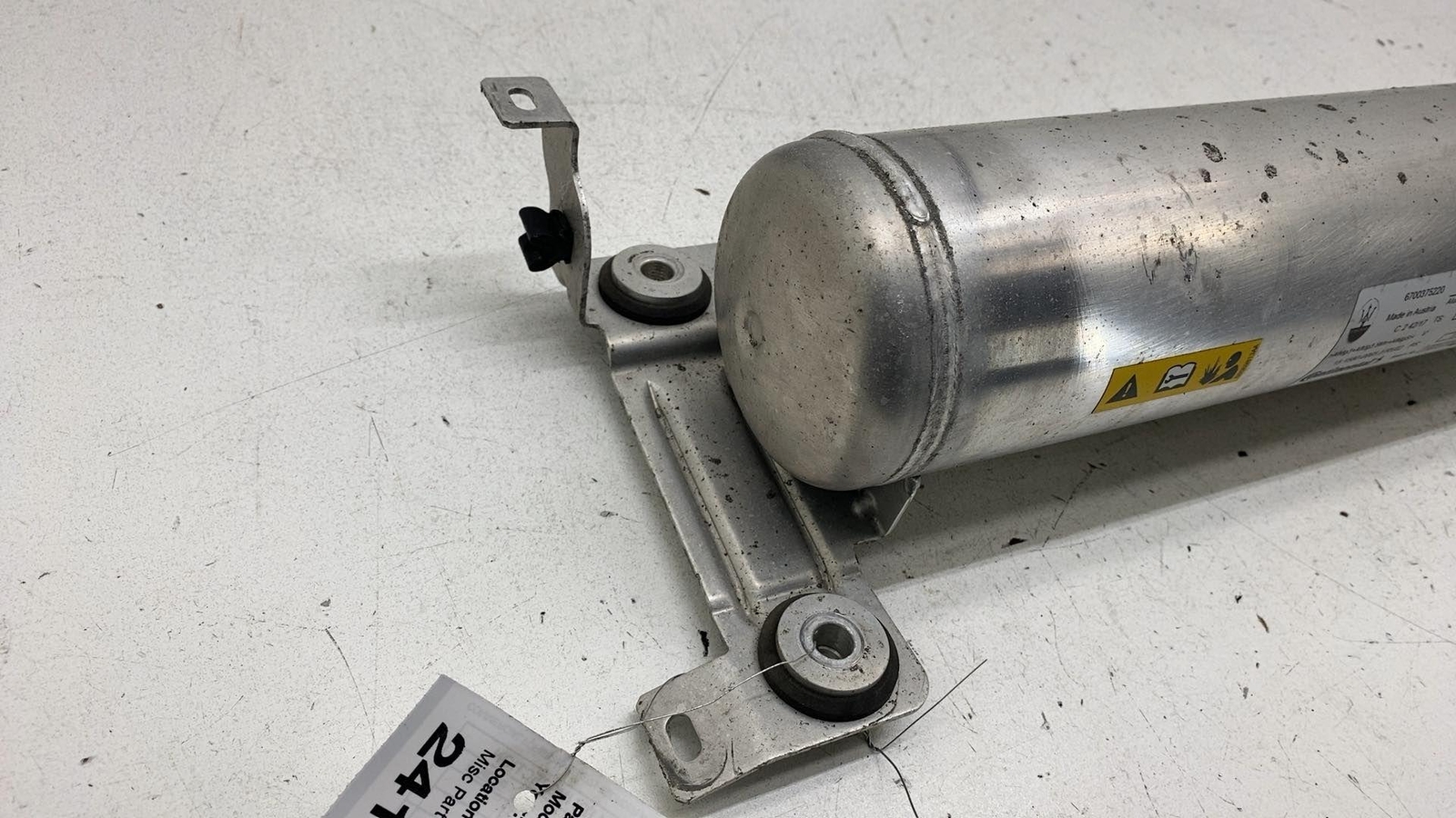 ⭕ 17-20 Maserati Levante Rear Air Ride Suspension Pump Reservoir Tank 6700375220