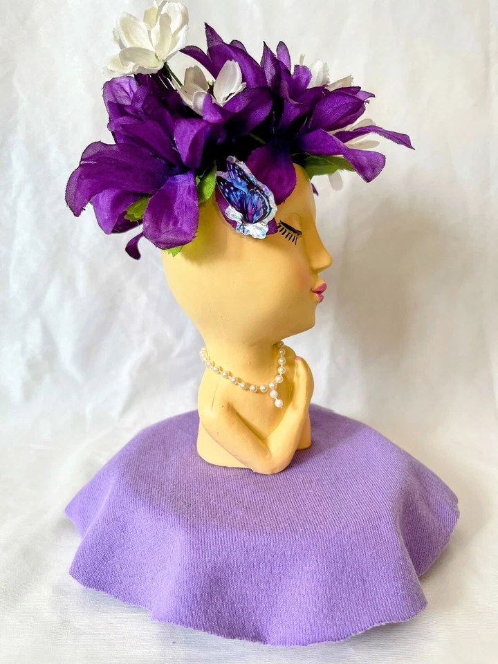 PLANTADOR DE FLORES, CARA DE DAMA, HOMBRO DE SUJECIÓN, FLORES DE SEDA MORADAS Y BLANCAS Foto 4 de 4