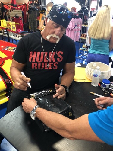Original WWE Hulk Hogan Hand Signed Event Used Scratch Logo WWF Turnbuckle Pad - Picture 8 of 10