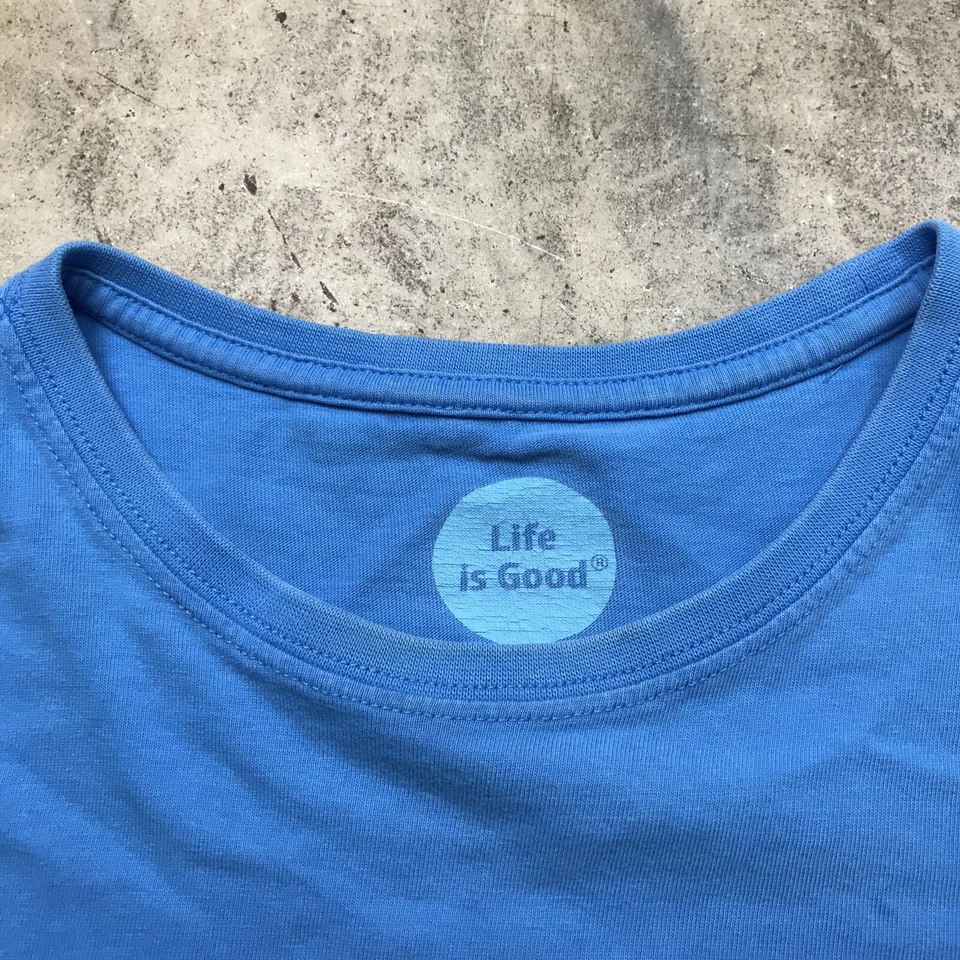 Camiseta Life Is Good para mujer pequeña azul gráfica sillas de playa escena trituradora de limón Foto 4 de 4