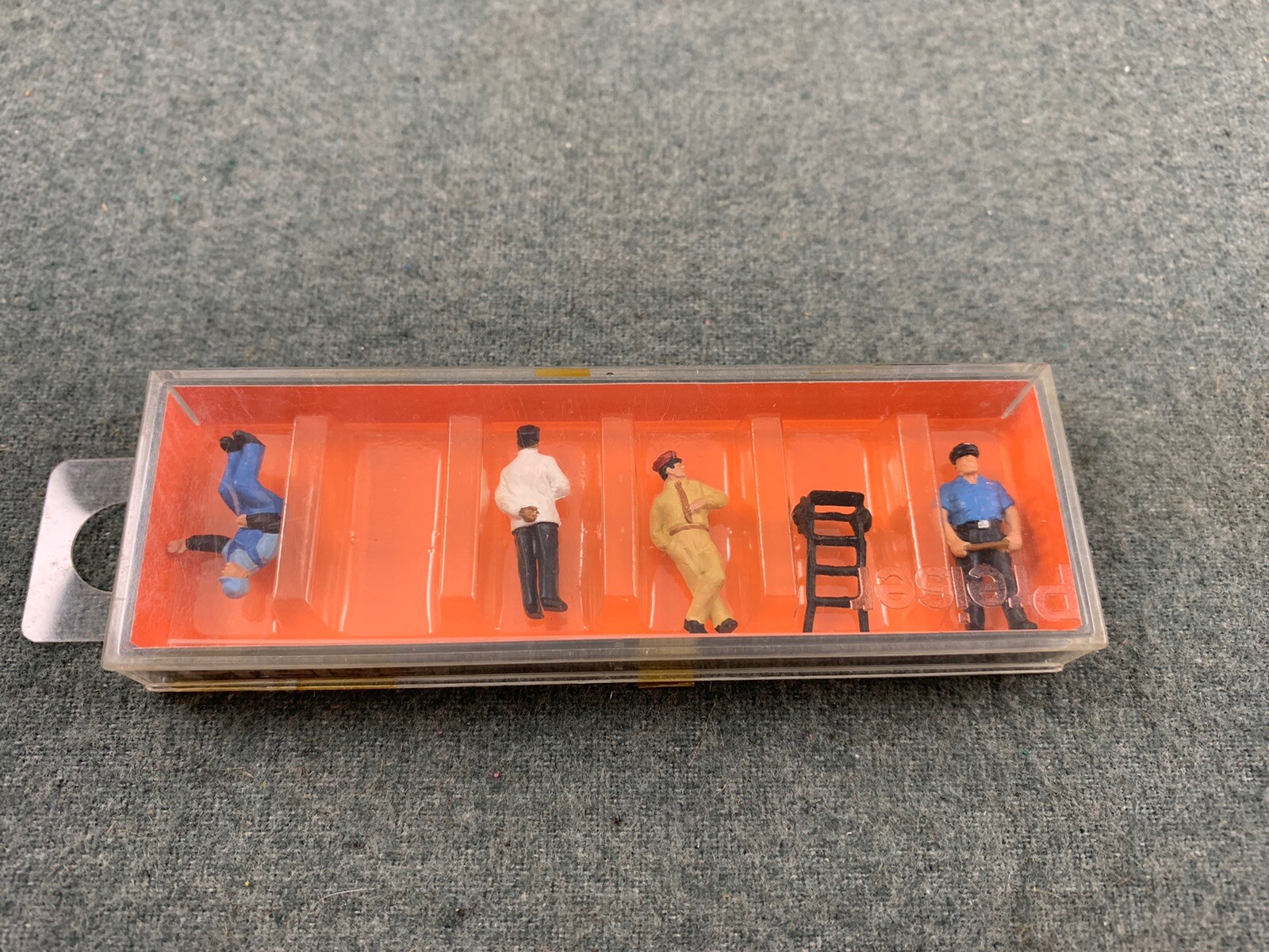Preiser HO Scale Workers Missing One Figure Used