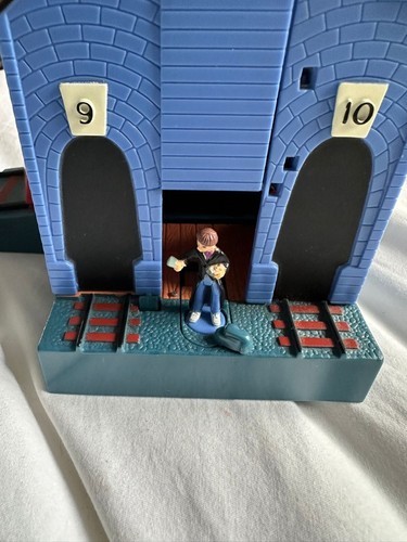 Harry Potter Polly Pocket Hogwarts Express Train Platform 9 3/4 Playset 2001 fig - Picture 9 of 9