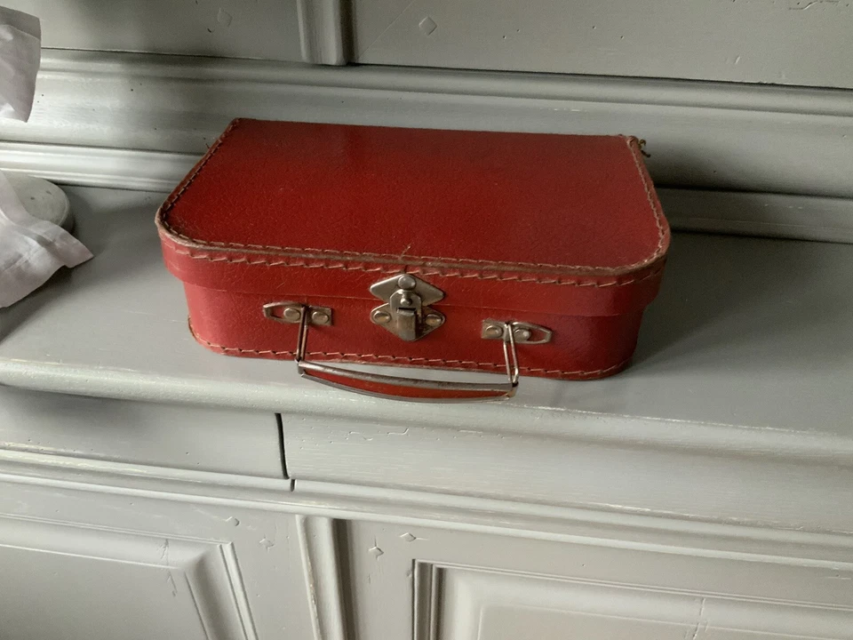 ancienne Valise D’enfant Rouge Et Linge Ancien Lot De Dentelle Coiffe ETC… - Photo 3/4
