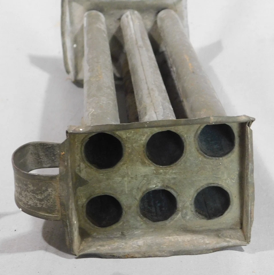 Antiguo molde de vela primitivo estaño prensado soldado siglo XIX seis tubos agujeros Foto 4 de 4