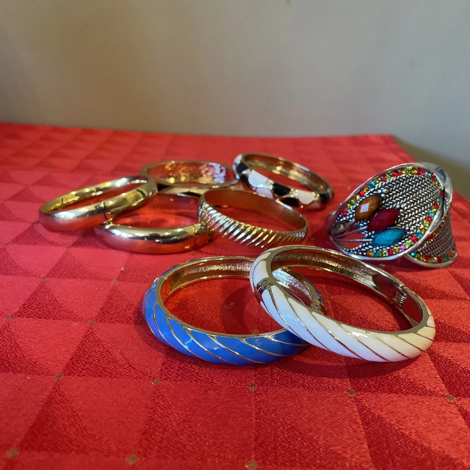 Lote de 8 pulseras abrazadera con bisagras y brazalete pedrería 7 dorado y 1 plateado Foto 2 de 4