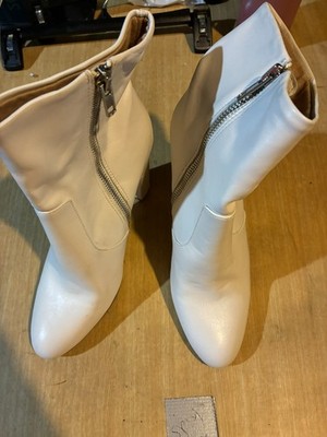 Steve Madden Ivory Leather Ladies High Ankle Zip Leather Boots Size 8 M