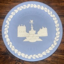 Wedgewood Jasperware Christmas 1971 Piccadilly Circus Blue Plate