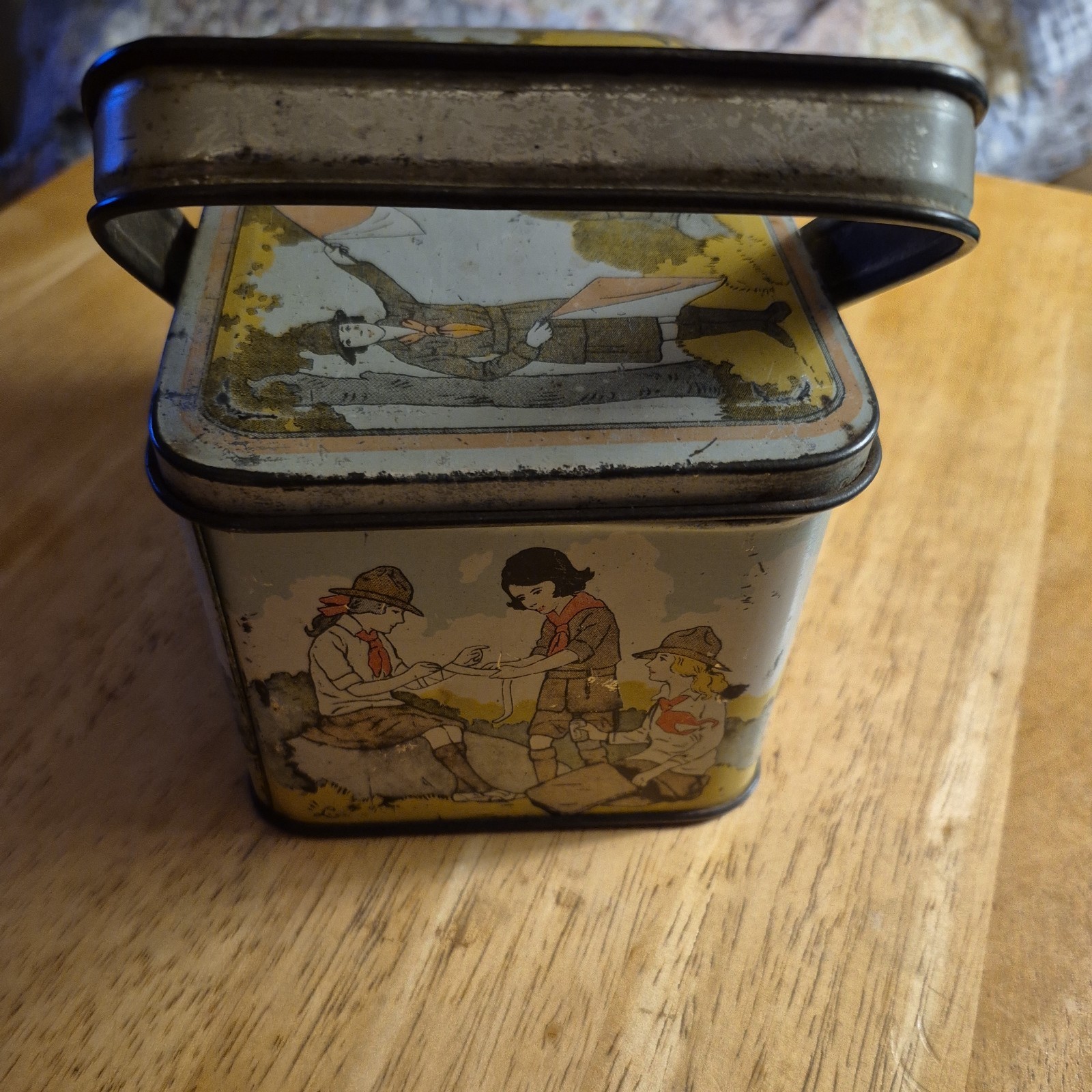 VERY EARLY GIRL SCOUTS LITHOGRAPH TIN B2-80 