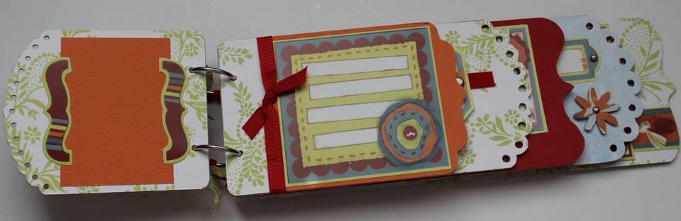 Álbum de recortes paso colorido hecho a mano Foto 2 de 4