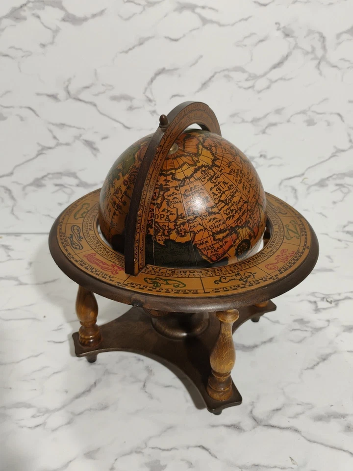 Globo terráqueo de colección del Viejo Mundo con signos astrológicos del zodiaco en soporte de madera Italia UGC Foto 3 de 4