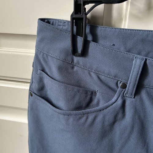Pantalone Lululemon ABC Commission uomo 34 flat front vestibilità classica elasticizzato blu grigio - Foto 3 di 8