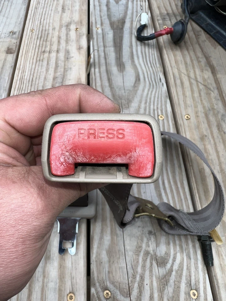 Receptor de cinturón de seguridad trasero Toyota 4Runner 1996-2002 hebilla bronceado claro OEM Foto 3 de 3