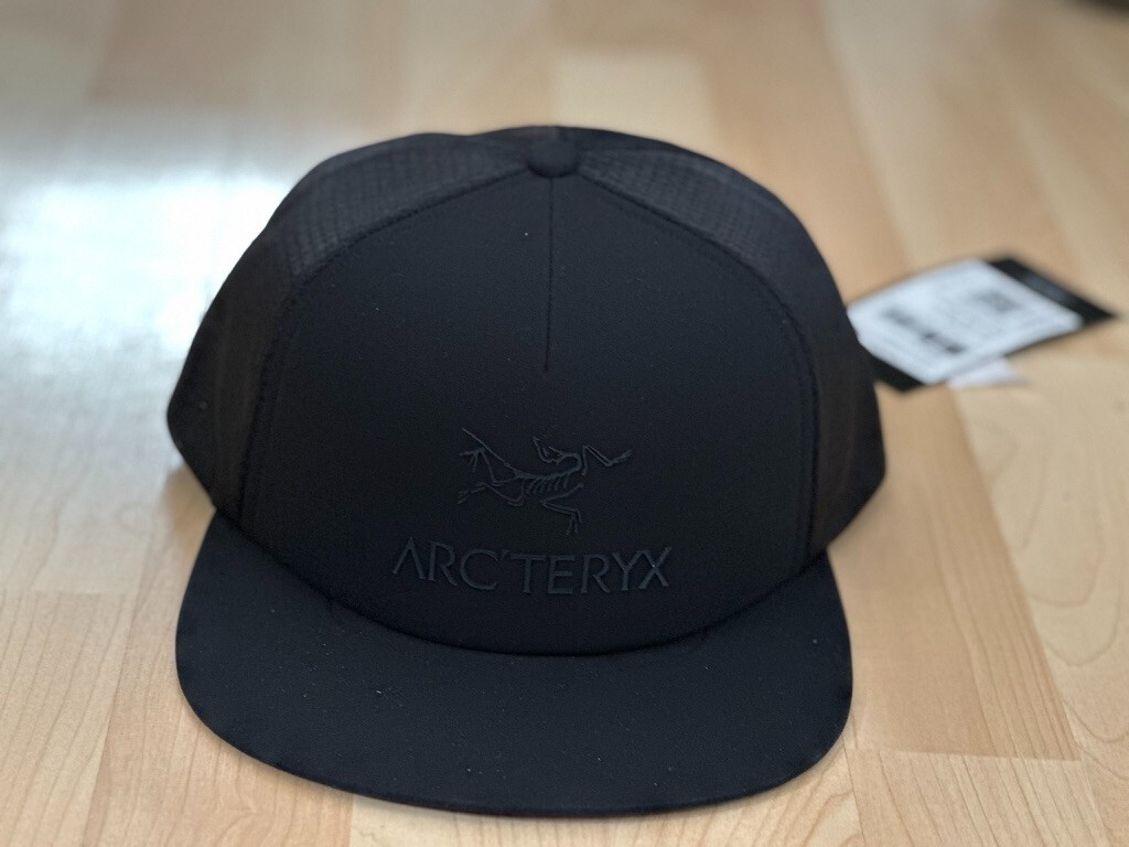 Cappello Arc'teryx logo tesa piatta camionista nero su nero berretto a rete nuovo con etichette 5 pannelli OSFA