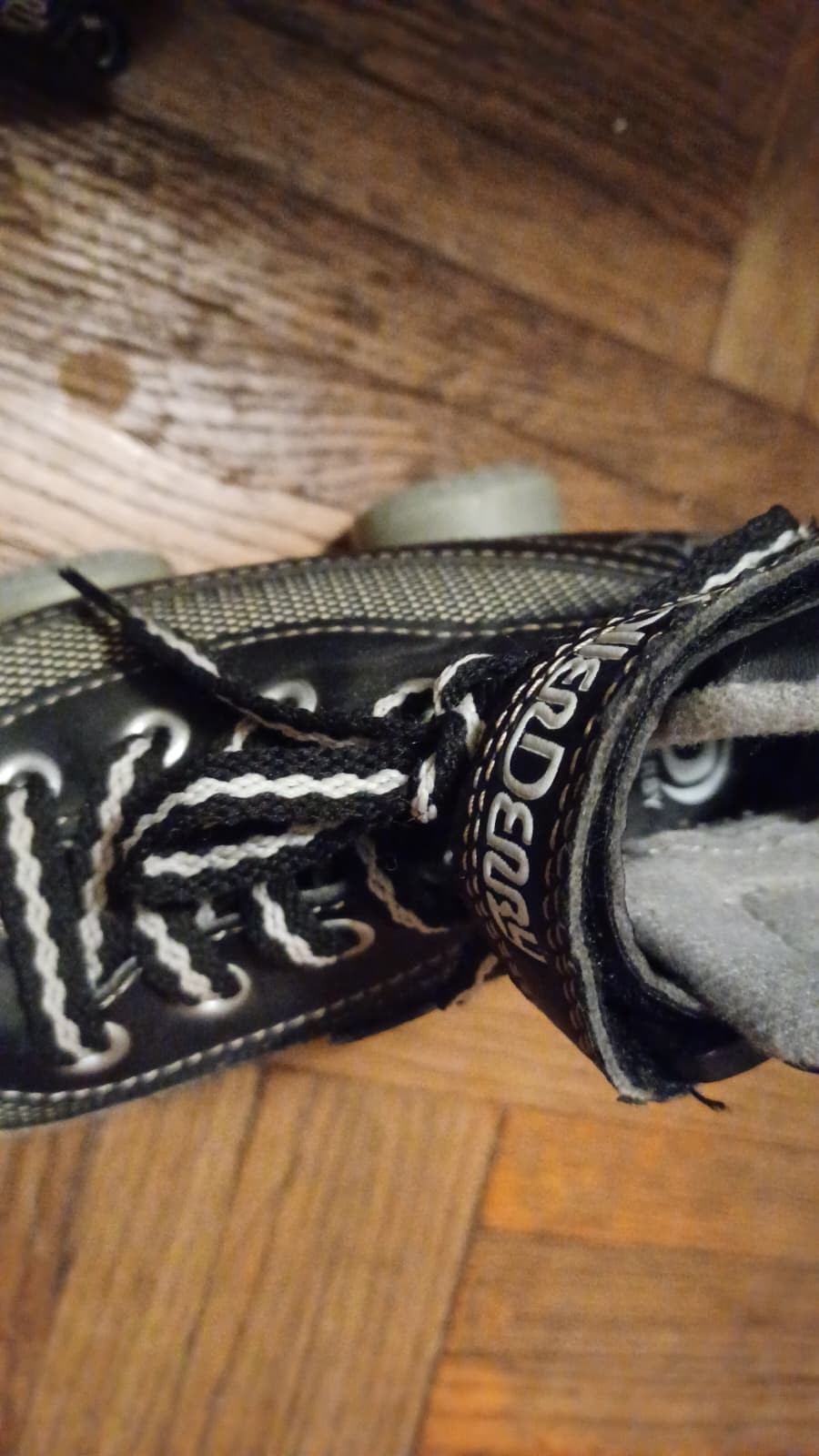 - Black And Gray High Boys Size 1 Roller Derby Used