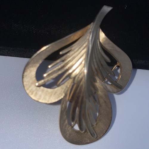 Broche prendedor vintage TRIFARI tono dorado hojas texturizadas 2,5 X 2 pulgadas cualquier ocasión - Imagen 5 de 8