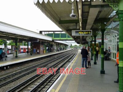 FOTO AUF WOODFORD BAHNHOF AUF DEM OSTBAHNSTEIG WARTET AUF EINE EPPI