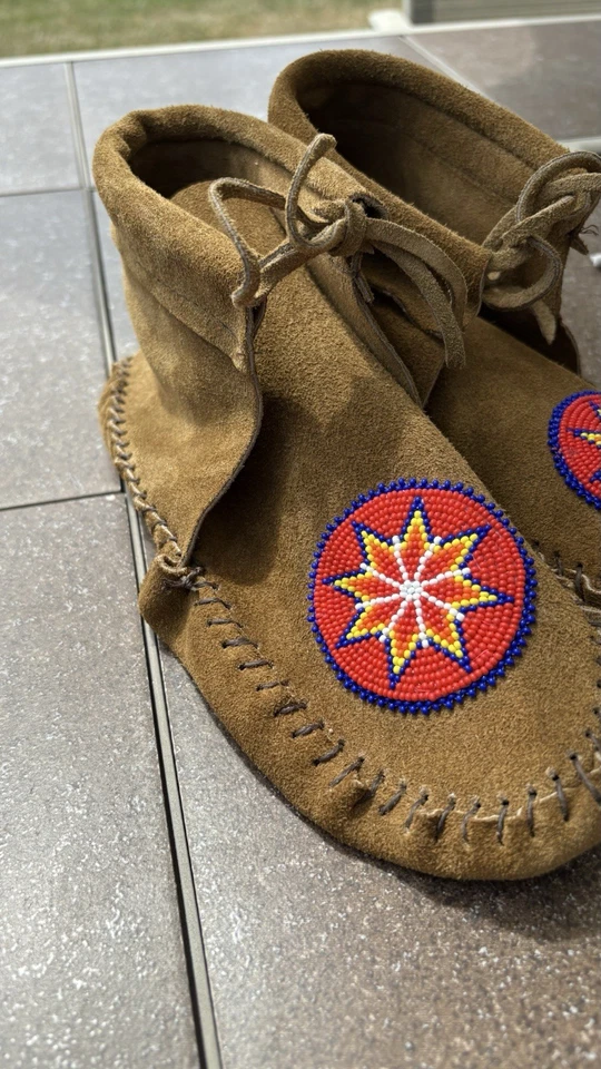 Mocasines vintage hechos a mano con cuentas para mujer talla 8. Foto 2 de 4