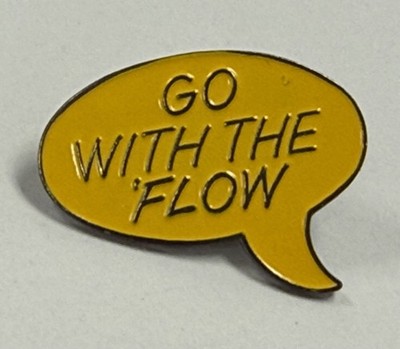 Boddingtons Brauerei Marken Vintage Emaille Pin Anstecker ''Go with the flow'' Neu