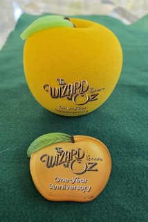 Limited Edition Wizard of Oz Sphere Anniversary GOLDEN APPLE Fridge Magnet