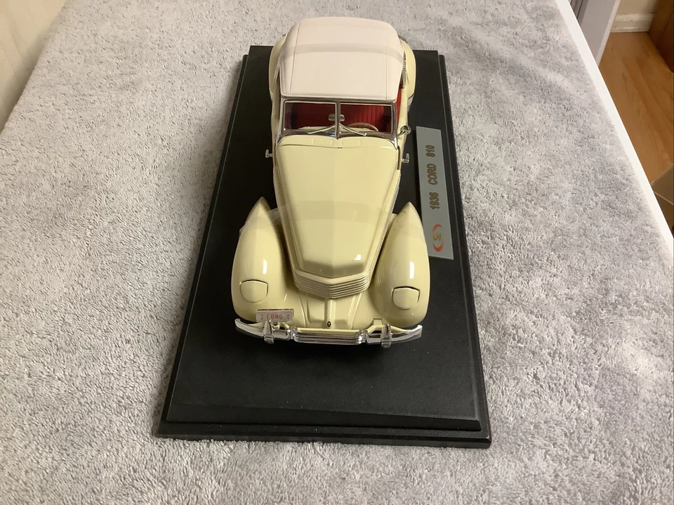 CORD 810 1936 CUPÉ AMARILLO 1/18 MODELO COCHE FUNDIDO A PRESIÓN POR MODELOS DE FIRMA 18108 Foto 2 de 4