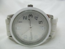 Analog Wristwatch Round Face Silver Tone White Buckle Band Simple Style