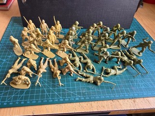 AIRFIX (OR SIMILAR) JOB LOT OF 42 MIXED JAPANESE & AMERICAN INFANTRY 1/32 SCALE