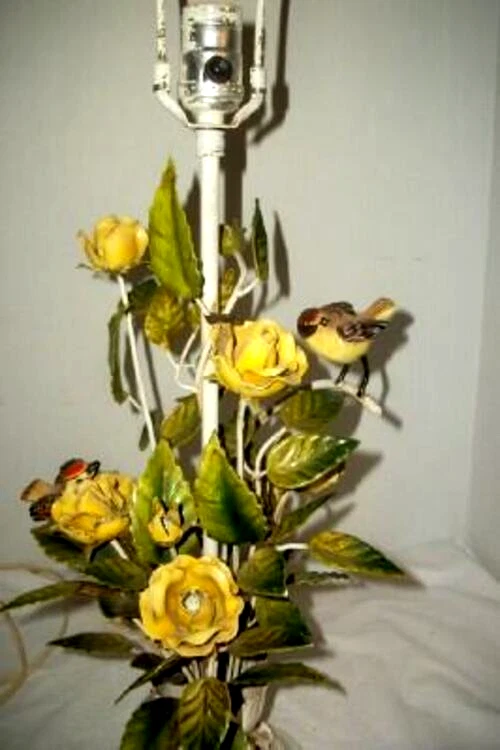 ITALIAN TOLE YELLOW ROSES BIRDS LAMP HOLLYWOOD REGENCY 1960s LUSH RARE MCM - Image 2 of 4