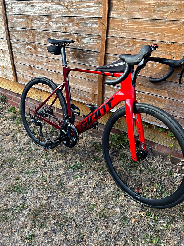 Giant propel 2024 road bike