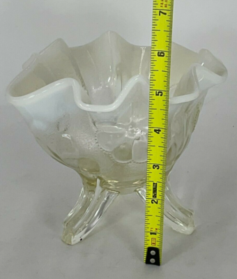 DUGAN GLASS DAISY＆PLUMEホワイトオパルセント　ガラス皿 Dugan Glass DAISY & PLUME White Opalescent Footed Whimsy