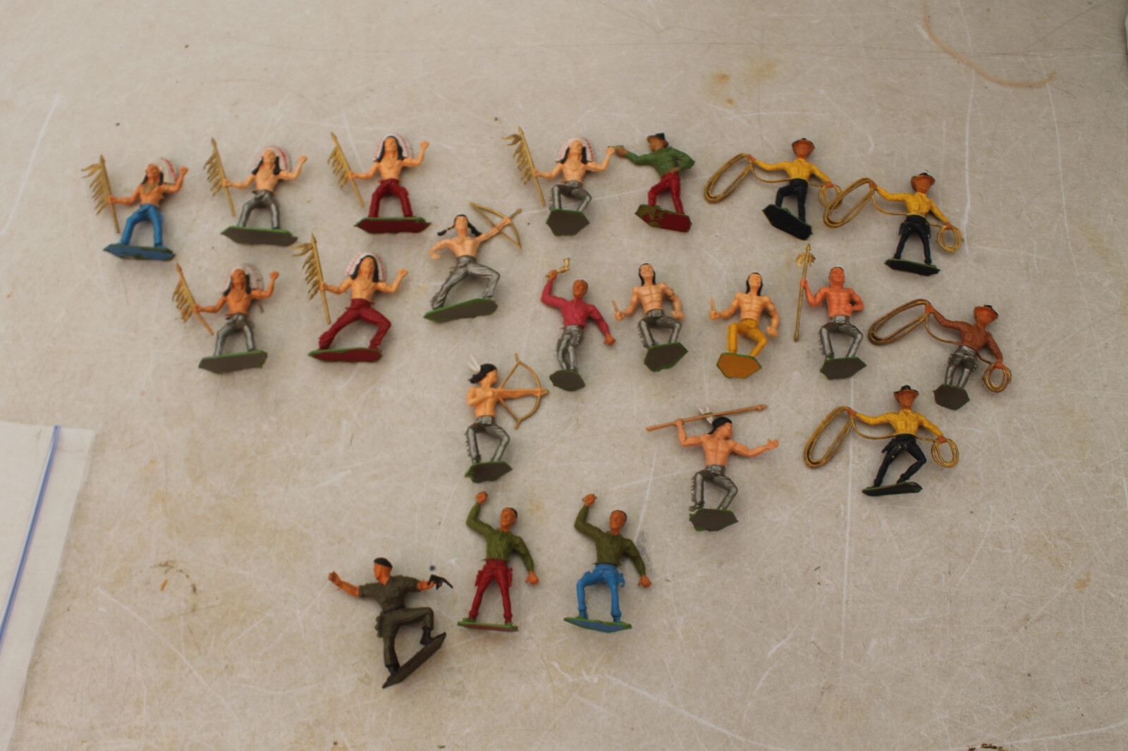 Lot de figurines indiens et cowboys style Starlux vintage pour collectionneurs