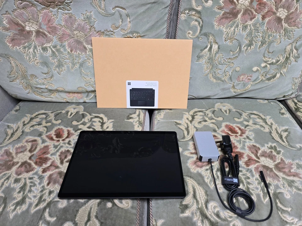 Microsoft Surface Pro 11 Ultra 7 266V 16GB 512GB OLED Tablet+ Type Cover Bundle - Image 2 of 4