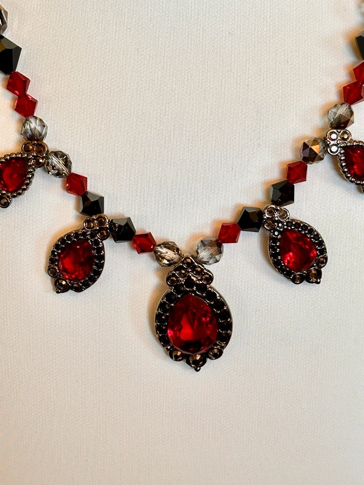 Collar Swarovski Rojo Transparente Negro Cristales Tono Plata Cisne Etiqueta Colgante Firmado Foto 2 de 4