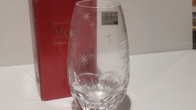 MIKASA 5.5'' CRYSTAL VASE ''White Christmas'' Beautiful Condition Original Box NICE