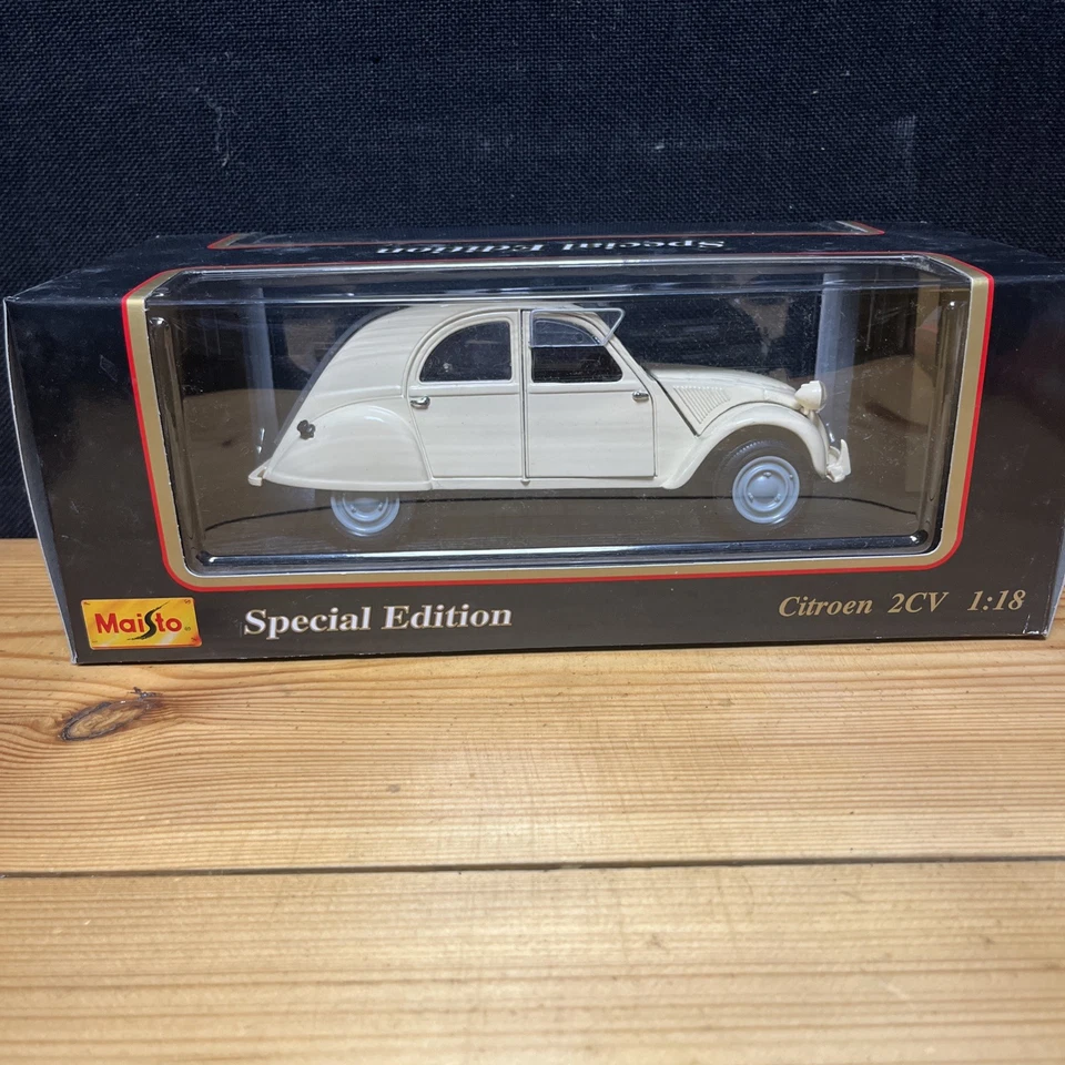 Maisto 1/18 Scale Diecast 31834 - Citroen 2CV 1952 - Cream/Grey - Image 3 of 4