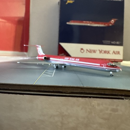 GJ 400 scale die-cast model New York Air MD82 Commercial Airliner N805NY - Picture 8 of 17