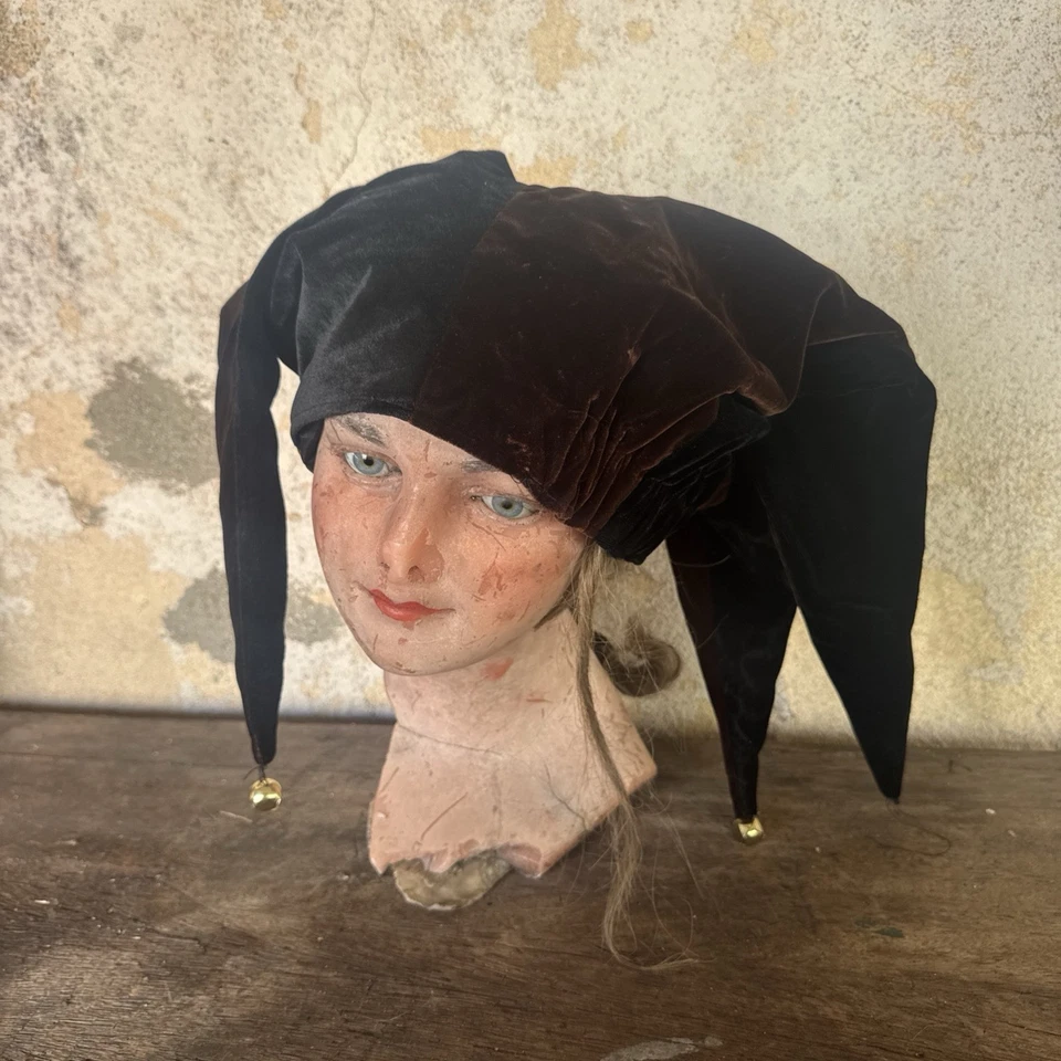 复古 20 世纪 30 年代 Jester 帽子头饰棕色和黑色丝绸天鹅绒小丑铃铛 — 第 2/4 张图片