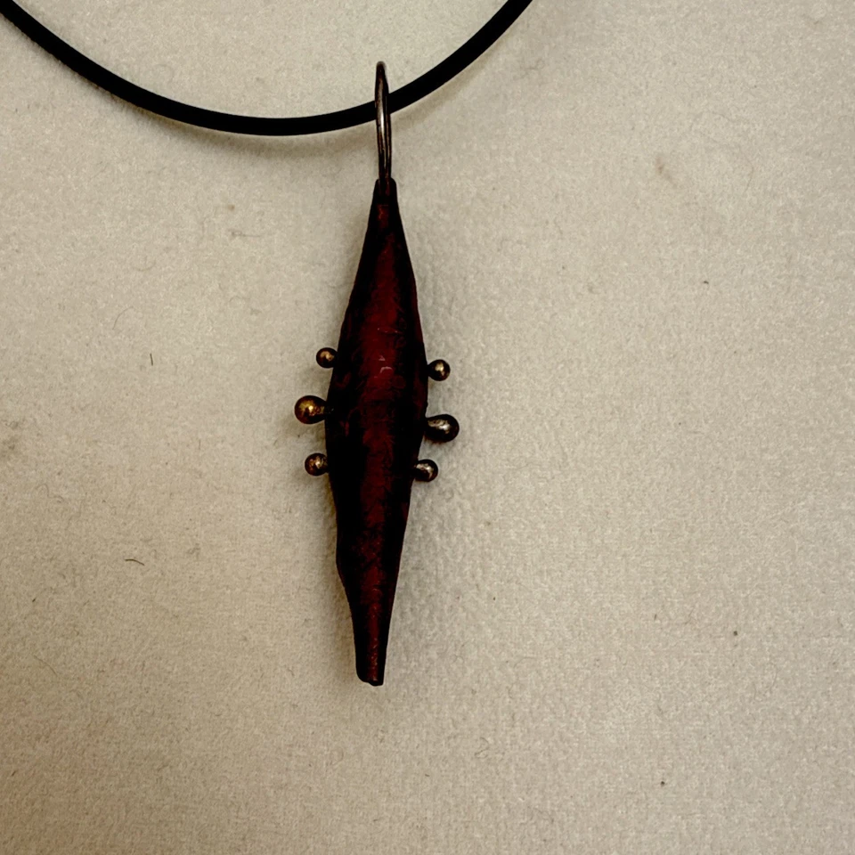 Colgante de perlas de latón de bronce brutalista alemán vintage hecho a mano en cadena de goma Foto 4 de 4