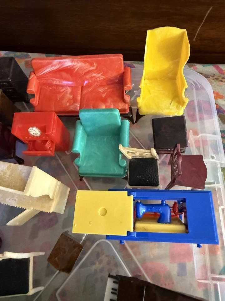 Lote Casa Muñecas Miniatura Vintage Renwal Muebles 70 Piezas Ideal Dormitorio Salón Foto 3 de 4